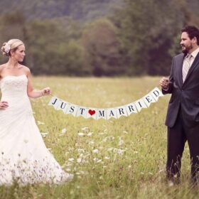 VANVENE 'Just Married' Vintage Banner - Rustic Wedding Bunting Garland & Bridal Shower Photo Booth Props