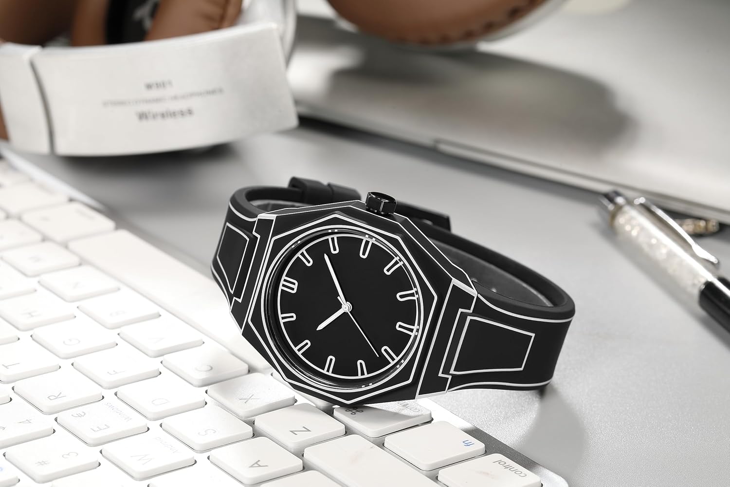 GORBEN Unisex Minimalist Quartz Watch – Creative Anime Series Black & White Sketch Dial for Sports & Fashion