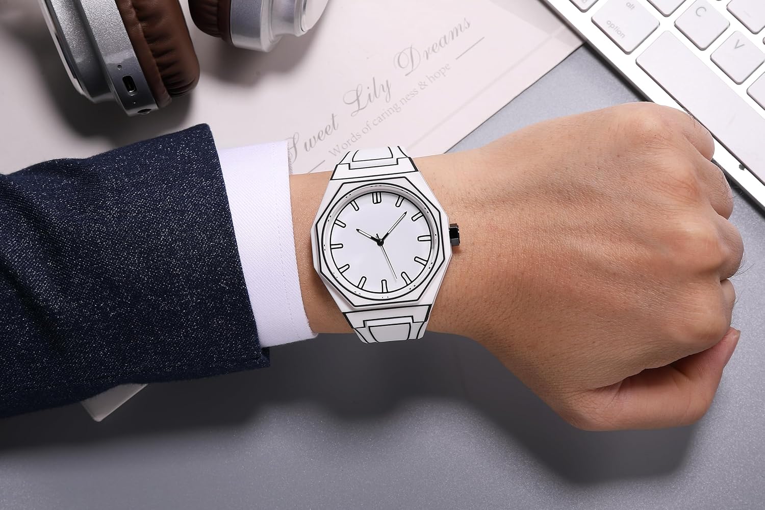 GORBEN Unisex Minimalist Quartz Watch – Creative Anime Series Black & White Sketch Dial for Sports & Fashion