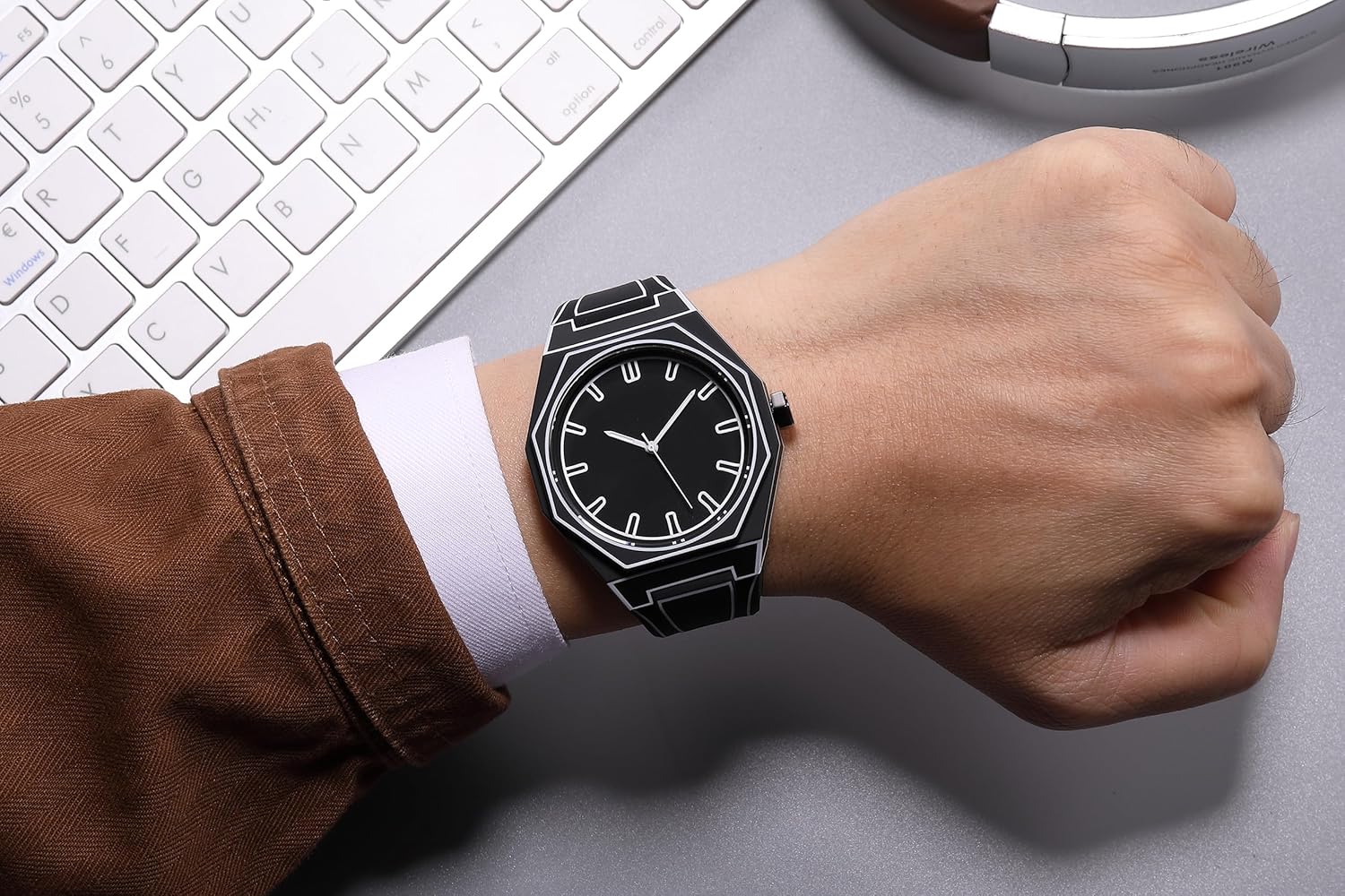 GORBEN Unisex Minimalist Quartz Watch – Creative Anime Series Black & White Sketch Dial for Sports & Fashion