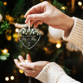 HEXMOZ Mr & Mrs 2026 Wedding Ornament - Heart Shaped Glass Christmas Decoration for Newlyweds, Couple Keepsake Gift, Bridal Shower Present with Elegant Gift Box