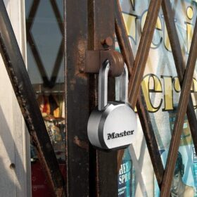 Master Lock Magnum M930XKADLH - Heavy Duty Outdoor Padlock with Boron-Carbide Shackle, Cut Resistant Keyed Fence, Gate & Shed Lock